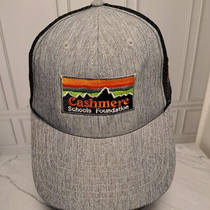 Topi Second / Thrifting / Preloved Cashmere