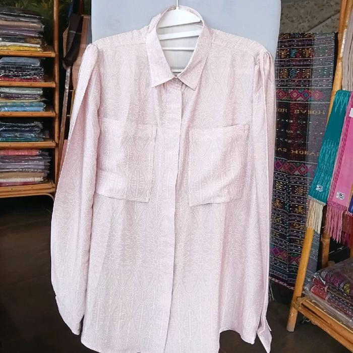 kemeja tunik wanita(long shirt/blouse) dengan detail motif etnik modern atau batik kontemporer,katun