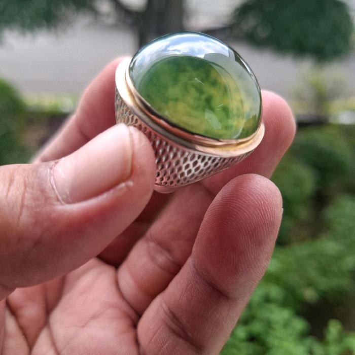 "Batu Sungai Dareh Kumbang Jati istimewa. Batu ini memiliki warna hijau tua yang memukau dengan inkl