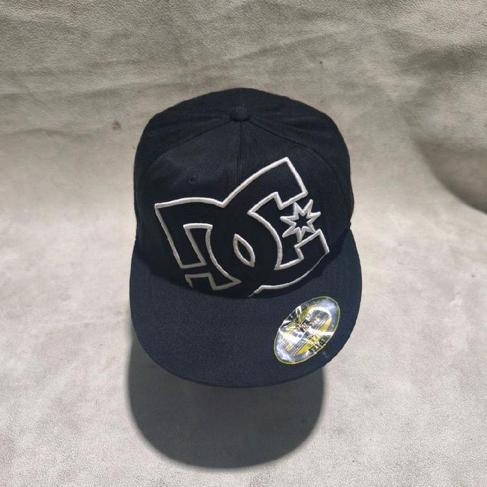 Topi snapback pria dc big logo hitam bekas