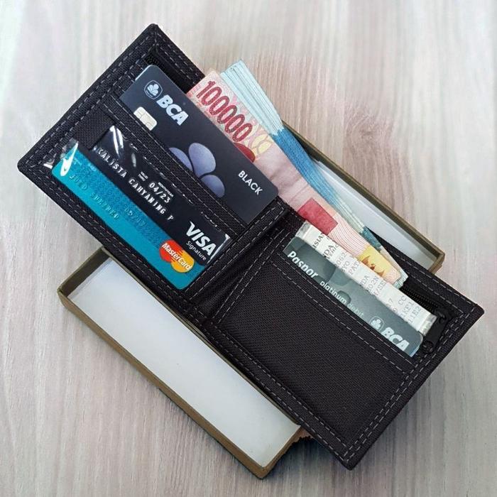 Dompet Pria Kulit Sintetis Logo Embos LV5000