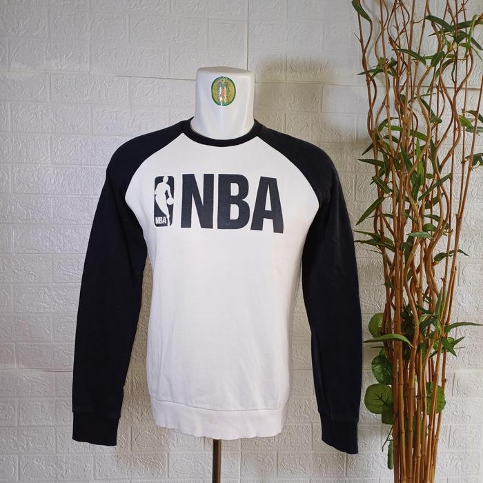 SWEATER CREWNECK NBA ORIGINAL, SIZE M, WARNA PUTIH LENGAN HITAM, MULUS, PT244