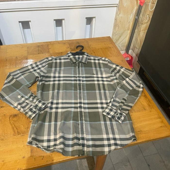Kemeja lengan panjang cowok pria preloved branded kewong 1:1 b*r be**ry motif kotak kotak thrifting 