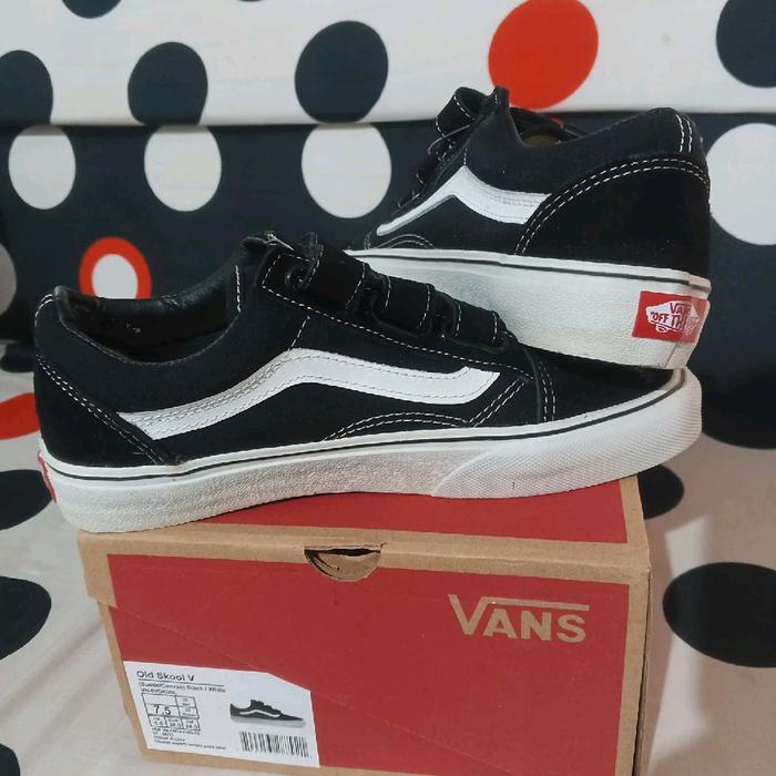 Vans Sepatu Sneakers Pria Wanita Hitam Putih Model Old Skool V dengan Logo Merah dan Kualitas Premiu