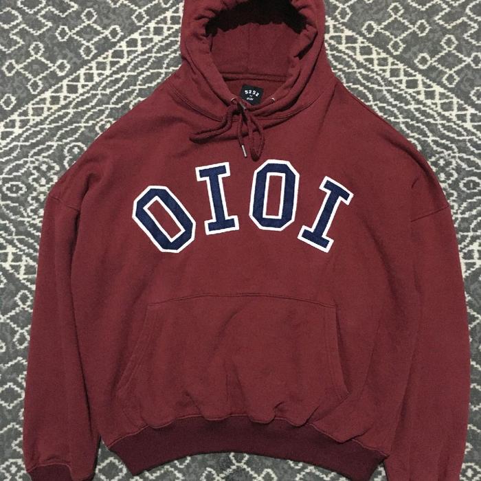 Hoodie Maroon dengan Desain Huruf OIOI - Sweater Hangat dan Nyaman untuk Musim Dingin