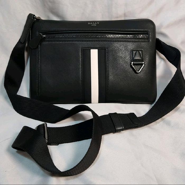 Bally Tas Selempang Pria Elegant Full Hitam dengan Desain Stripes dan Logo Mewah