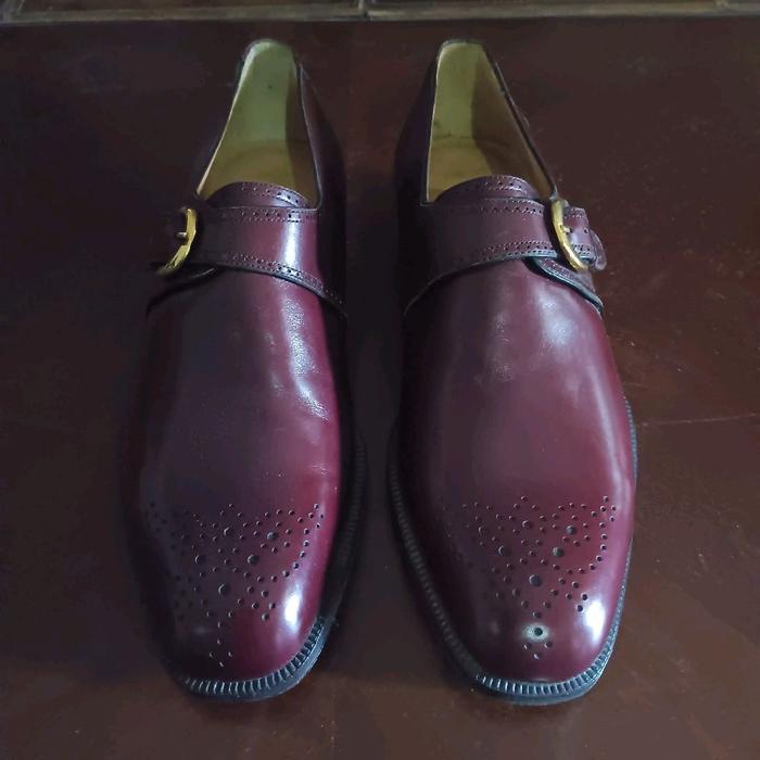 Sepatu Kulit Kurt Geiger Pria Merah Marun dengan Desain Brogue dan Buckle Elegan Asli (Original)