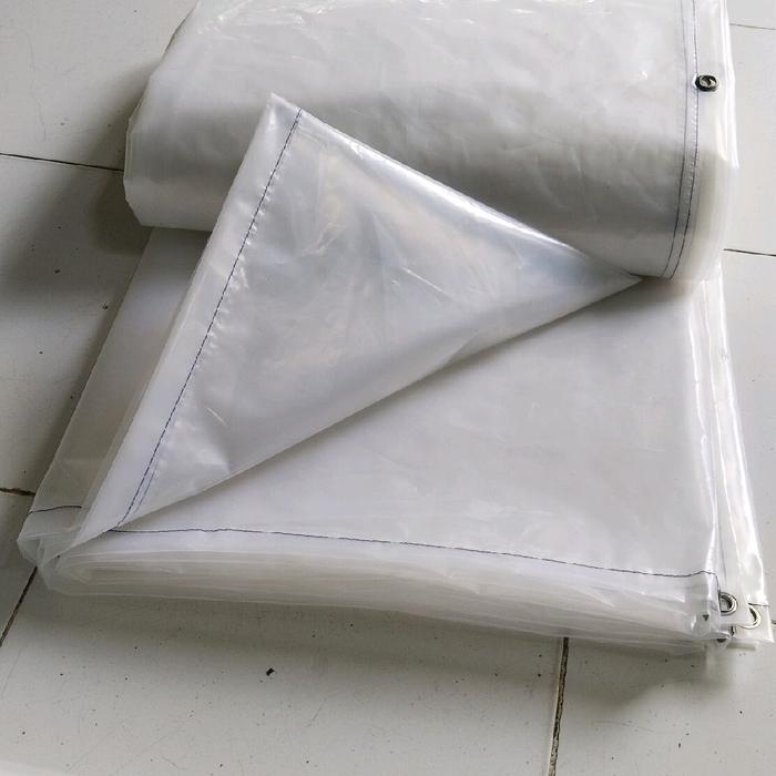 plastik bening lembarannya ukuran 7×8 meter dan tebalnya 200micro cocok nih dipakek buat kolam ikan