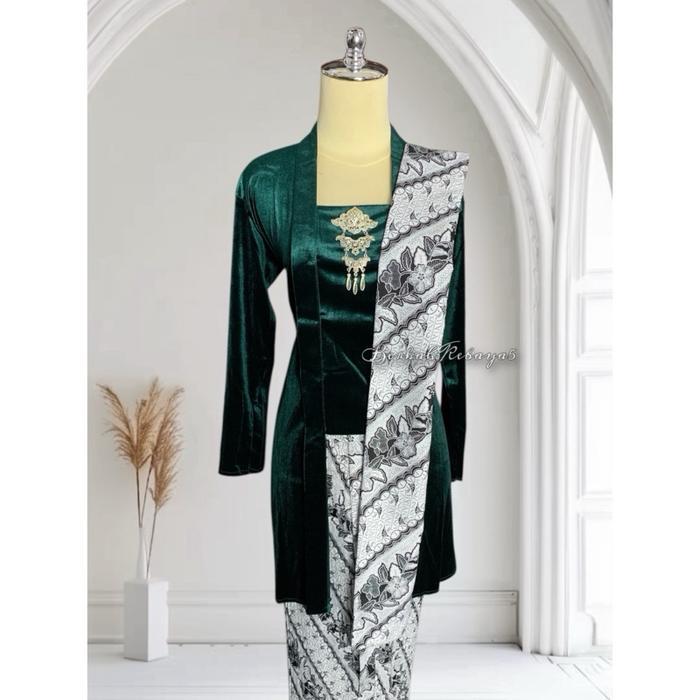 Setelan Kebaya Kutu Tunik Panjang / Kebaya + Selendang + Jarik Wiru Plisket Motif Parang Kusumo Puti