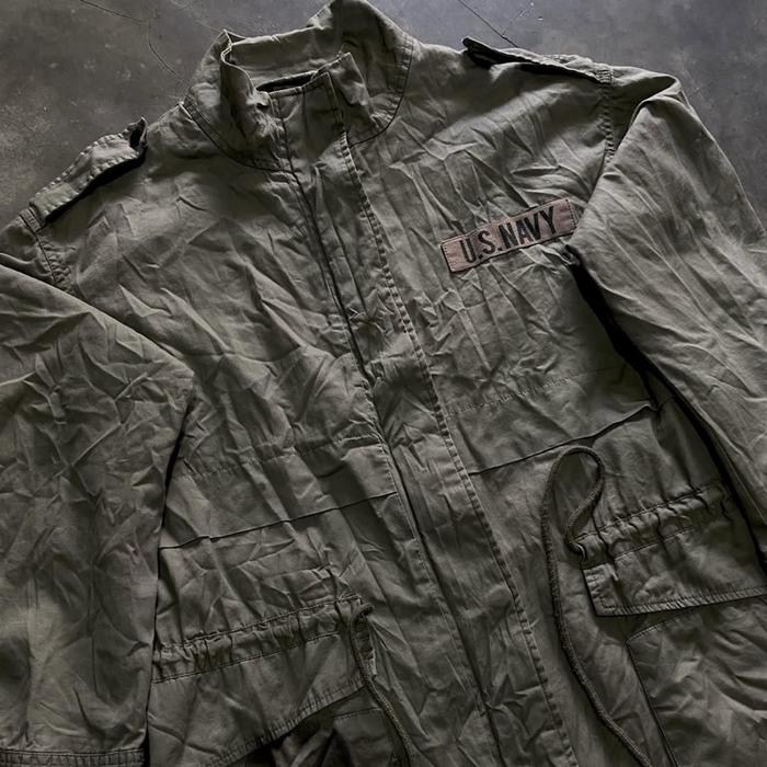 Jaket Militer U.S. Navy Hijau Tua M65 dengan Logo Resmi dan Kantong Praktis
