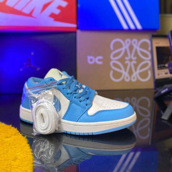 Nike Air Jordan 1 Low Unc Blue Sepatu Casual Kekinian dengan Desain Cerah Biru dan Putih Pilihan Ter