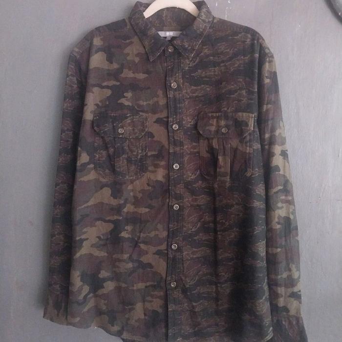 Uniqlo Flanel Motif Camo/Army Size M - Kemeja Pria dengan Desain Camouflage Trendy dan Nyaman