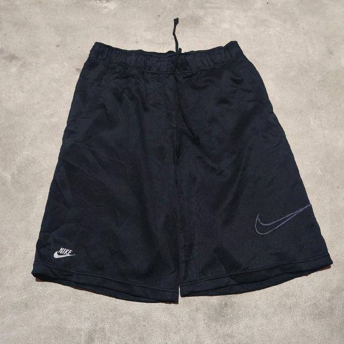 Celana pendek pria nike vtg hitam bekas