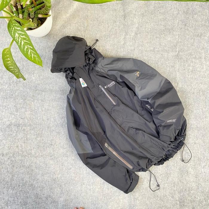 Jacket outdoor Columbia titanium goretex gorpcore 2 tone gelap super cakep banget