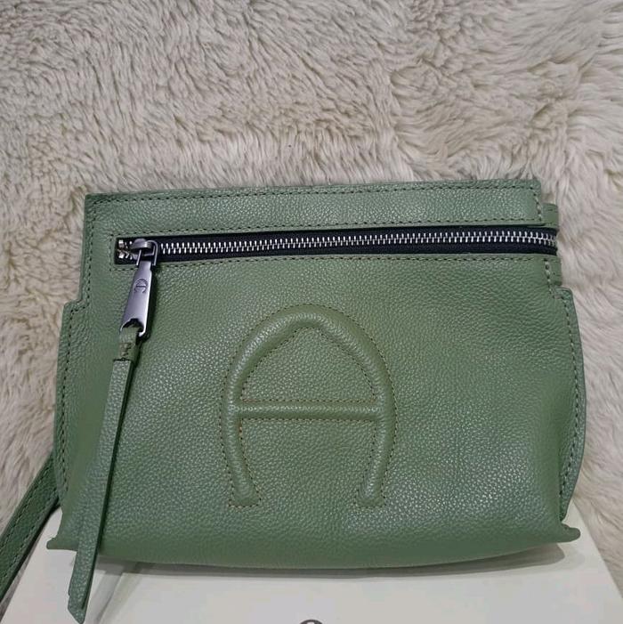ETIENNE AIGNER ADELINE MEDIUM CLUTCH LODEN GREEN Tas Tangan Wanita dengan Desain Elegan dan Warna Hi