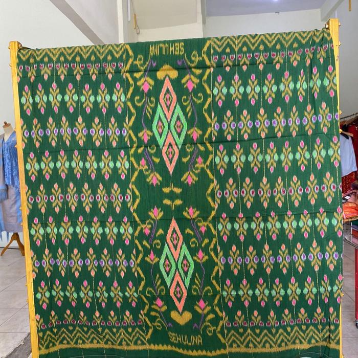 Sarung tenun berbagai warna motif Rumah Adat Karo