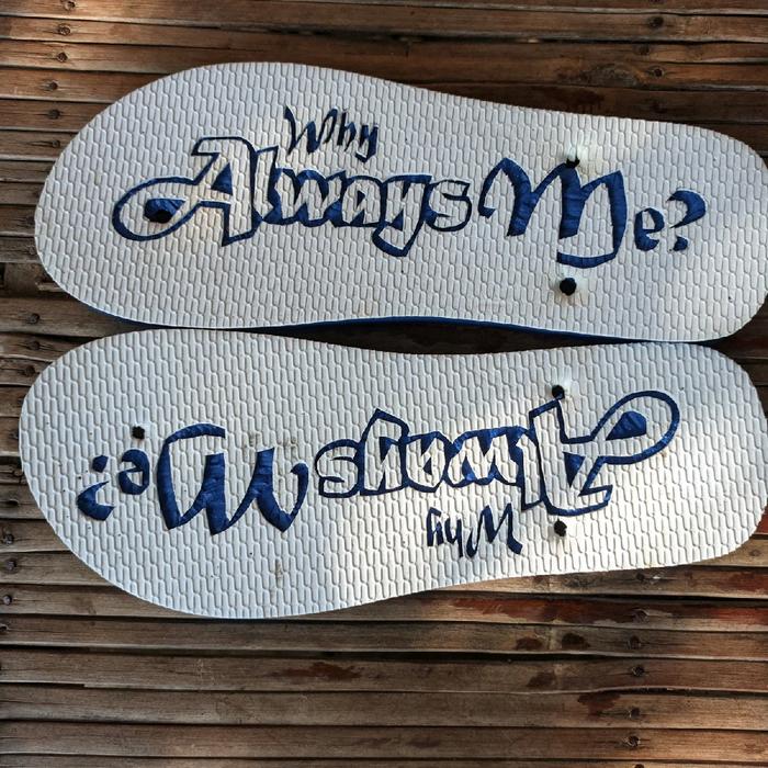 sandal ukir #swallow tulis baik di gunakan di luar rumah atau di dalam rumah cocok untuk kado/ surpr