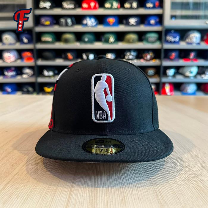 Topi New Era NBA Logoman Chicago Bulls Big Logo Side Patch Black 59FIFTTY Fitted Hat Original
