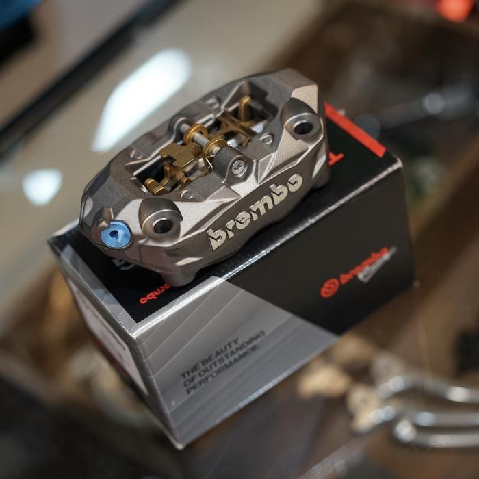 KALIPER MONOBLOCK BREMBO M4 P32 100MM GRAY LEFT UNIVERSAL