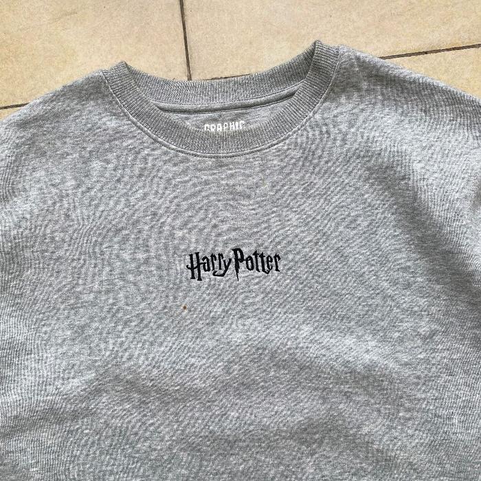 Crewneck Sweatshirt Harry Potter center logo original second Bekas murah. Jual crewneck Harry Potter