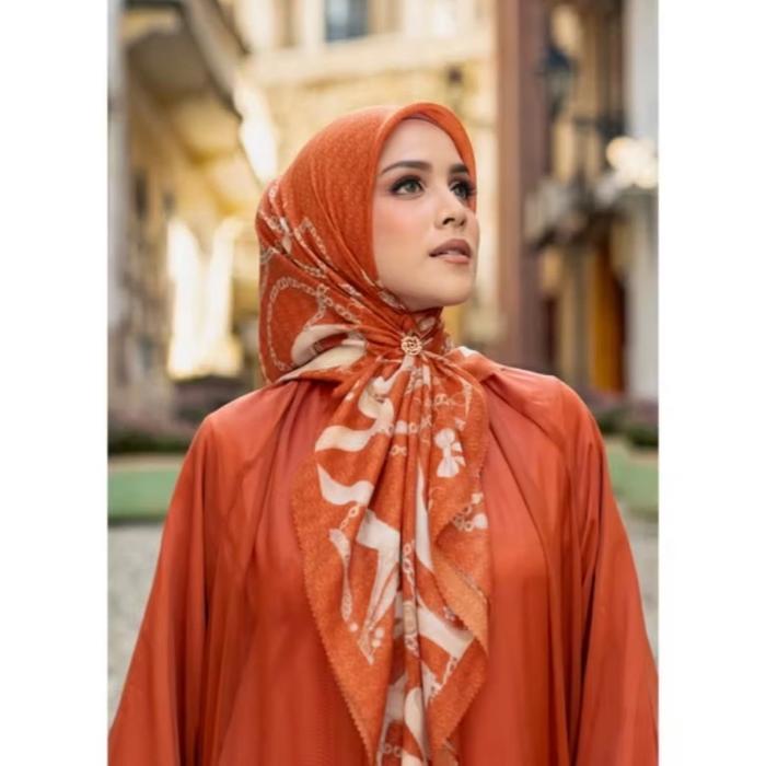οΏΌSignature Chain Square, Buttonscarves