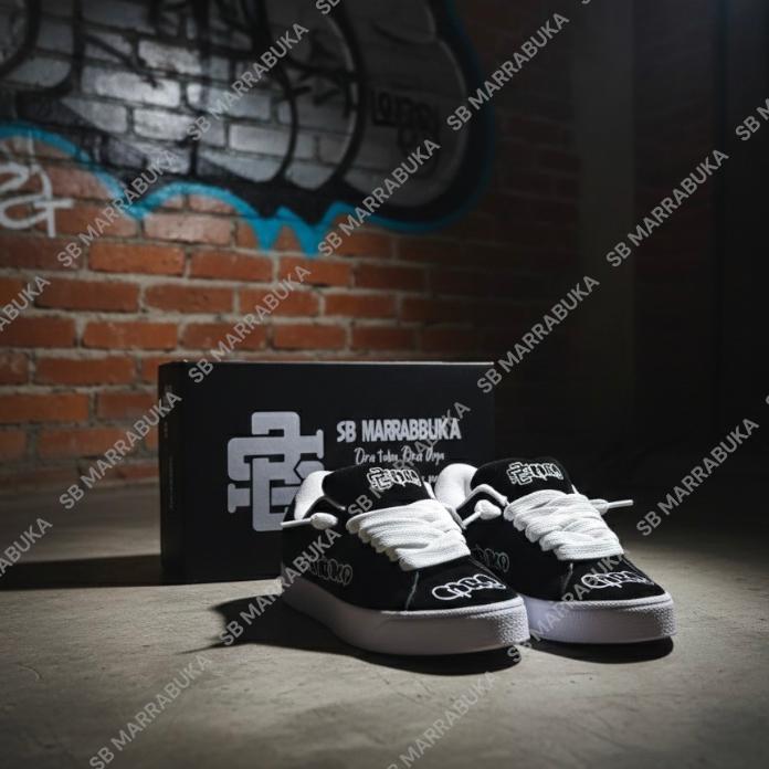 sepatu sneakers model gemuk motif grafiti warna hitam putih tali gemuk cocok untuk sekolah kerja kul