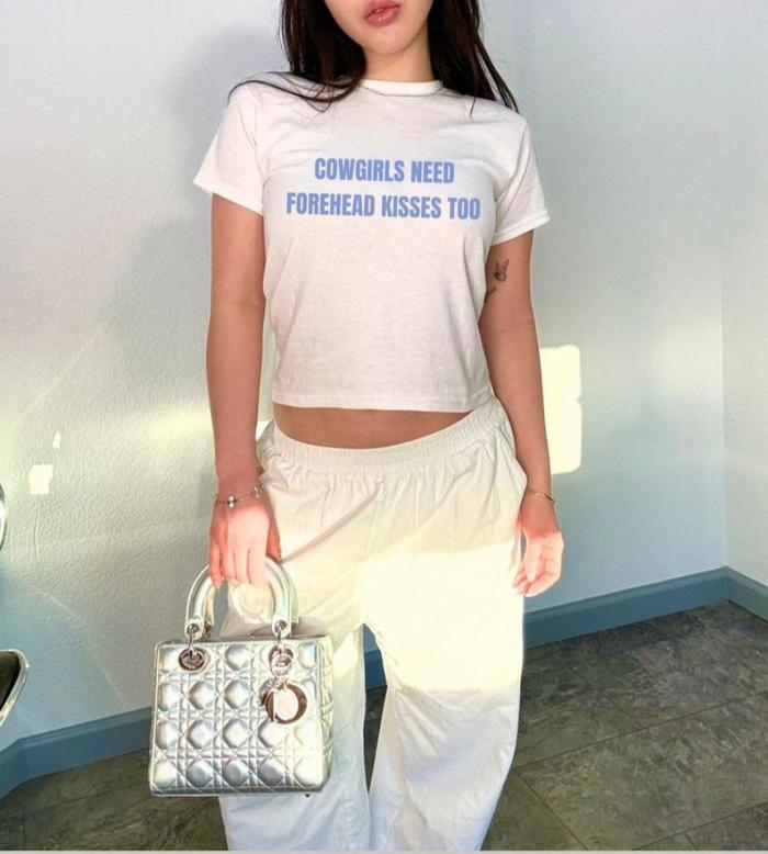 Forehead Kisses Crop Tee Wanita Lengan Pendek Y2k Style Bahan Adem Katun Motif Simple Dtf