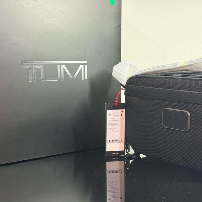 TUMI Alpha Clutch Black  .