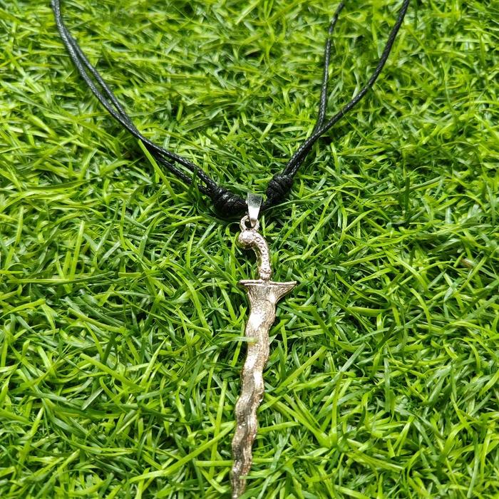 kalung liontin miniatur keris.
