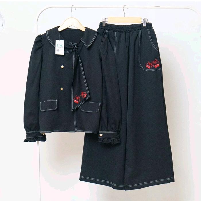 Cecilia One Set Celana 2in1 - Setelan Wanita Dewasa dengan Detail Bordir Merah dan Kantong Praktis w