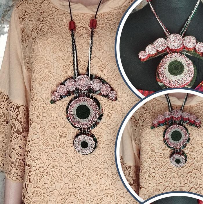 Kalung Etnik Ulos Batak Handmade Series Bulan Sabit dengan Desain Unik dan Menarik