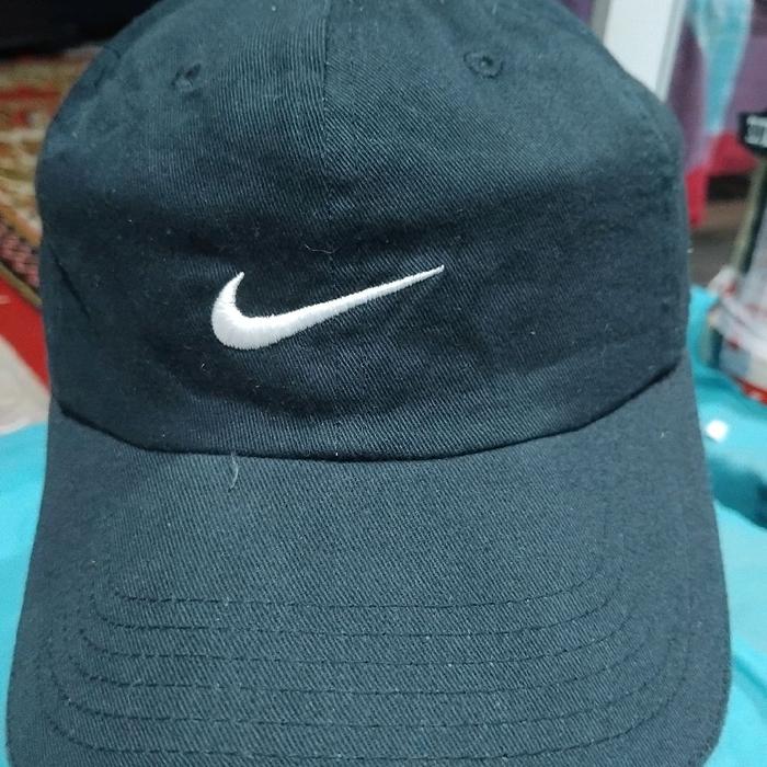 Nike Topi Hitam dengan Logo Putih - Aksesori Fashion untuk Pria dan Wanita