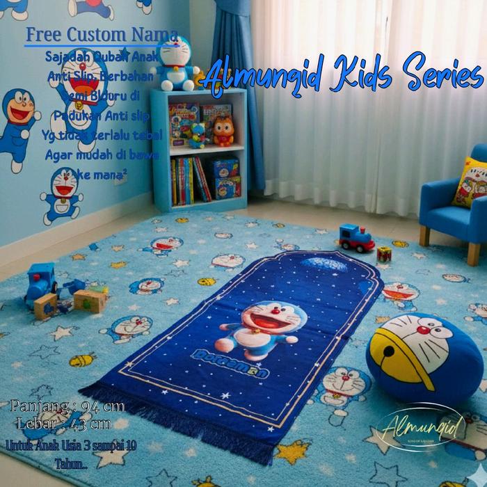 Almunqid Sajadah Kids Series Doraemon 43 x 94 cm Semi Bludru Lembut Anti Slip untuk Anak 3-10 Tahun 