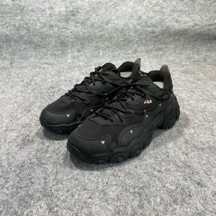 Merek: FILA Model: SPORT SNEAKERS CHUNKY Asal: VIETNAM Size :  7 SETARA 41 INSOLE  25.5CM Price : 39