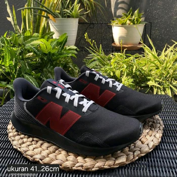 sepatu sport runing pria new balance hitam polos ukuran 41