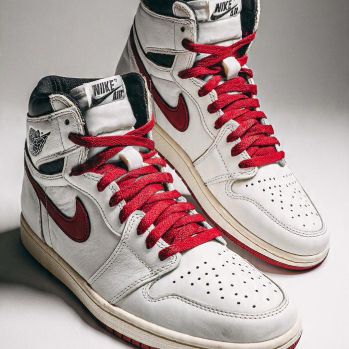 Tali Retro Sepatu Olahraga Putih dengan Tali Merah dan Logo Nike Klasik