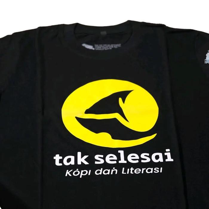 Tak Selesai Kaos Kedai Santri Plumbon nyaman adem 24s plastisol dengan Desain Logo Kuning dan Tulisa