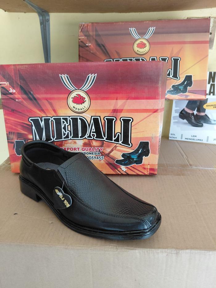 SEPATU PANTOFEL KULIT PRIA MODEL LANCIP HITAM