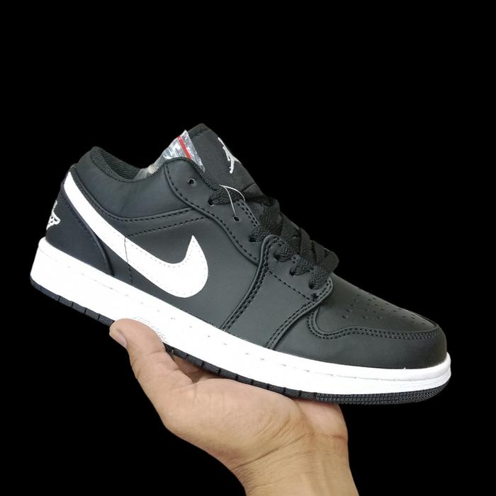 sepatu sneeakerss pria Jordan low hitam list putih casual shoes