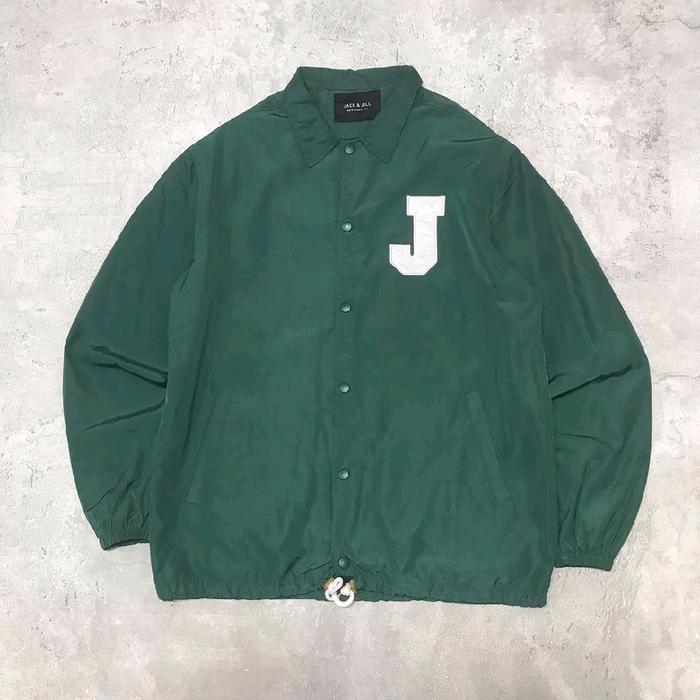 Jaket Coach JACK & JILL Size L - Jaket Hijau dengan Logo 'J' Putih - Pakaian Pria