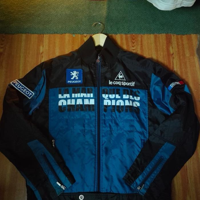 Le Coq Sportif Jaket Berkarater dan Mewah dengan Desain La Mar Que Des Champions dan Logo Peugeot Pr