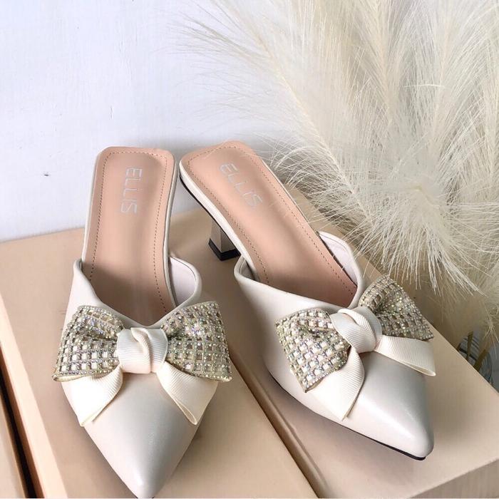 ELLIS. Sepatu High Heel Putih Cream dengan Hiasan Bow Tie Berhias Batu Permata untuk Penampilan Eleg