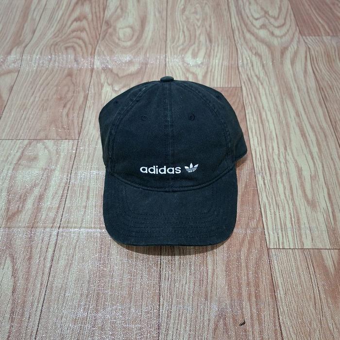 topi adidas trifoil script