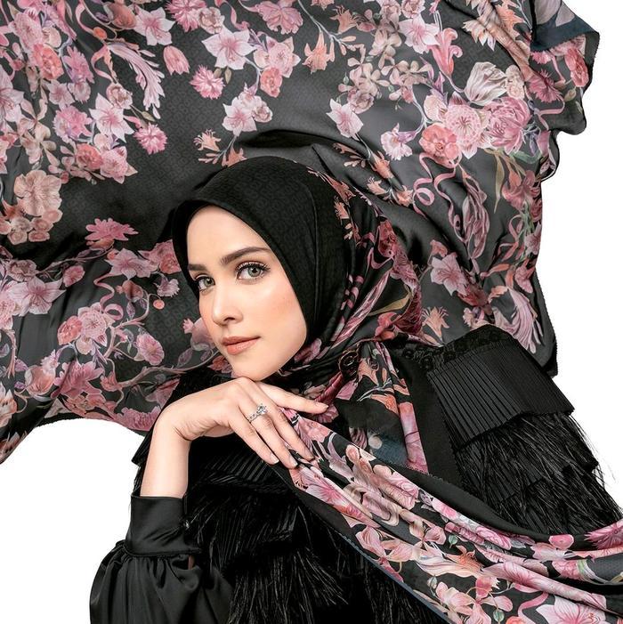 Hijab Buttonscarves The Farra Series Pin Logo Bs Lasercut Titik3 Semi Origina Lembut