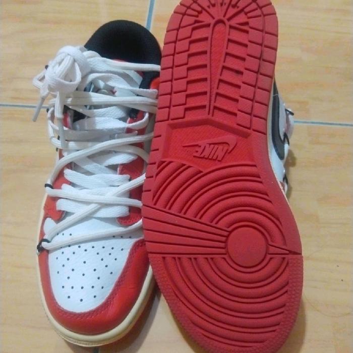 Nike Sepatu Sneakers Pria Merah Putih Dengan Tali Putih Dan Sol Merah Nyaman Untuk Olahraga Dan Seha