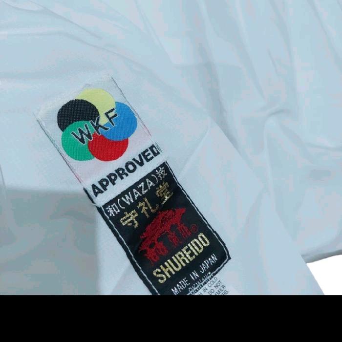 baju karate merk shureido..untuk kumite . size 4,5 only.. bukan untuk  baju kata ..jadi agak lentur 