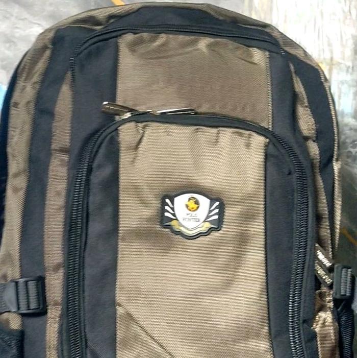 Tas Ransel Hitam dengan Logo Burung Kuning dan Desain Elegan