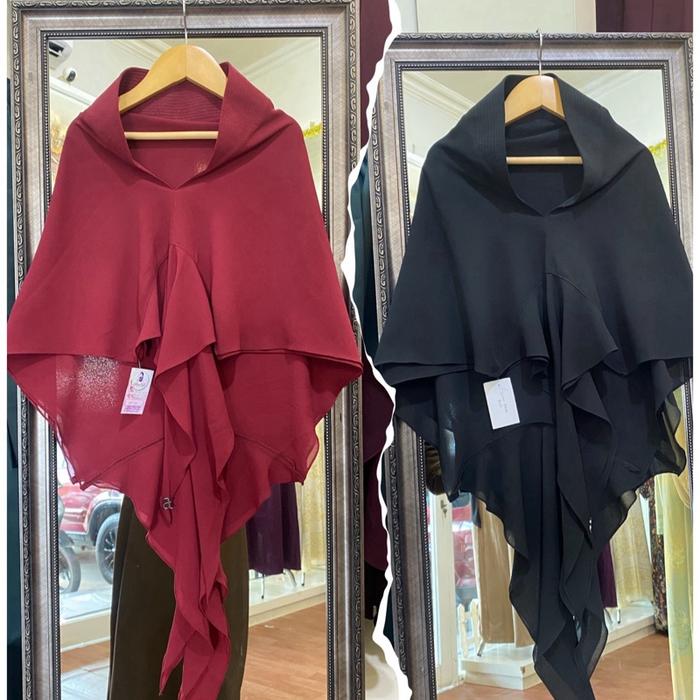 Khimar Renata Ceruty Lembut Warna Hitam dan Maron Logo Plat Aneuku di Dada