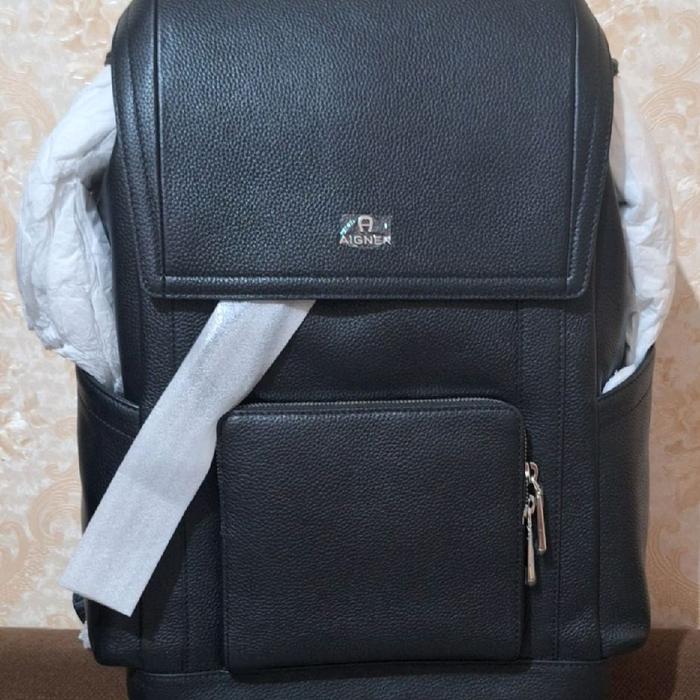 Aigner Tas Backpack Ransel Kulit Hitam dengan Desain Elegan dan Fungsional untuk Gaya Modern Anda 10