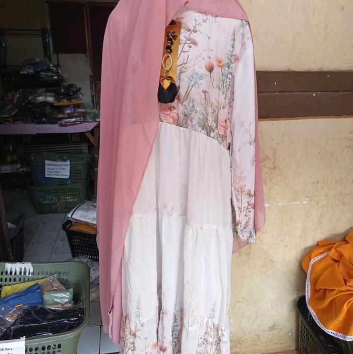 Gamis Elegan dengan Motif Bunga dan Lengan Panjang Warna Pink dan Putih untuk Tampilan Mewah. Brand 